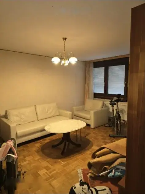 Wohnzimmer mit Polstergarnitur, Couchtisch und Teppich