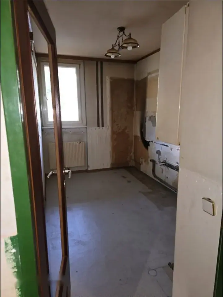 Blick in dieselbe Küche nach der Räumung