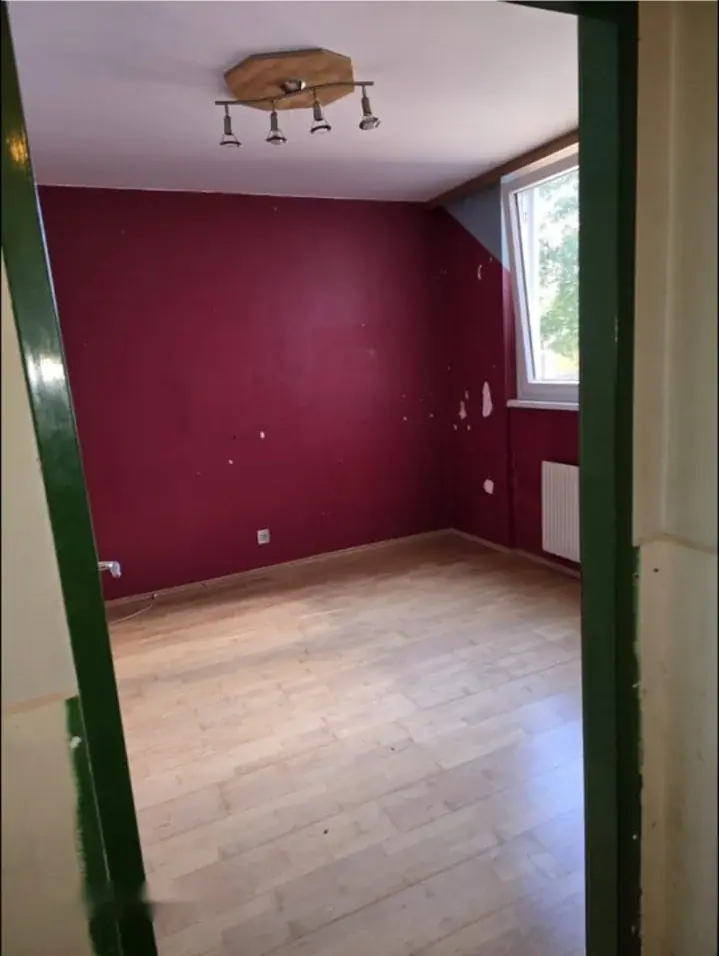 Leergeräumtes Zimmer mit Laminatboden