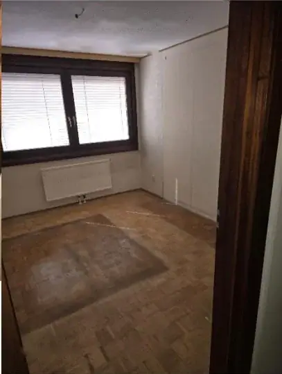 Leeres Zimmer mit freigelegtem Boden